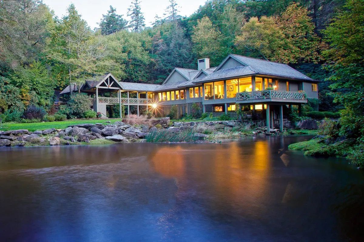 Luxury home on a lake in Highlands NC